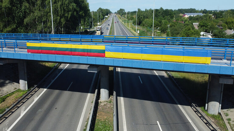 Mėlyna-geltona spalvomis nušvito net 100 kilometrų kelio: iškelta ir viena didžiausių Ukrainos...