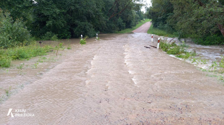 Liūtys kelia iššūkių tiek kelininkams, tiek vairuotojams