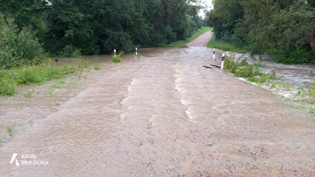 Liūtys kelia iššūkių tiek kelininkams, tiek vairuotojams