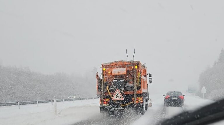 Eismo sąlygas vis dar sunkina snygis, pustymas: kviečiama būti atidiems