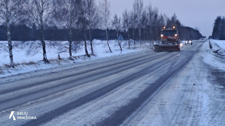 Kelininkai įspėja vairuotojus: keliuose galimas plikledis