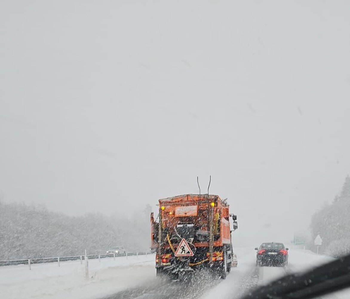 Eismo sąlygas vis dar sunkina snygis, pustymas: kviečiama būti atidiems
