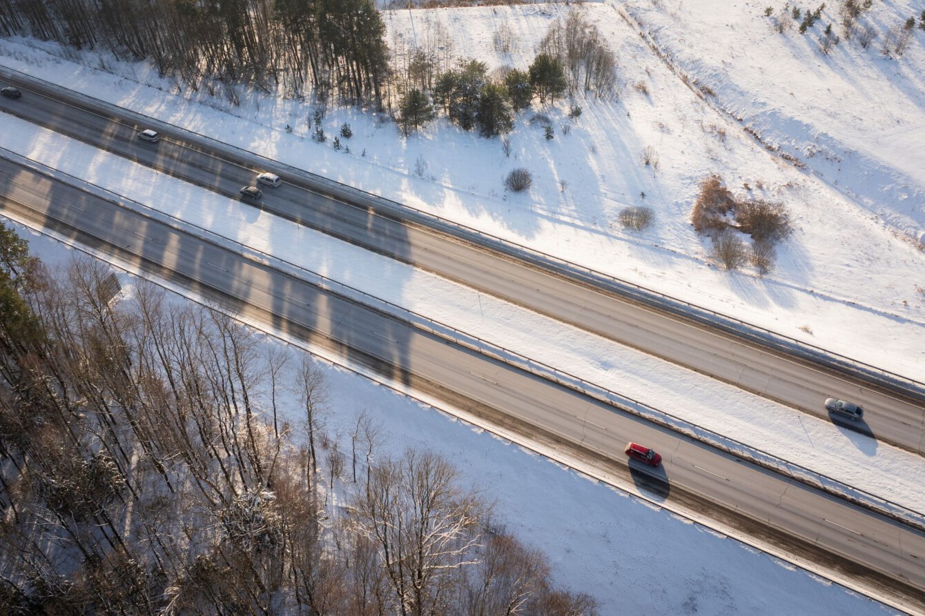 „Via Lietuva“: valstybinės reikšmės keliuose prasidėjo duobių tvarkymas – vairuotojai raginami...