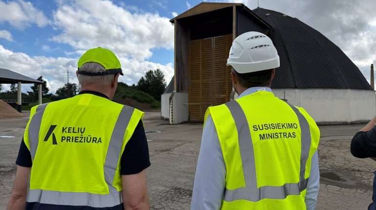 Nuo spartesnės asfalto gamybos iki apleisto traukinių depo modernizacijos: ministras J. Taminskas...